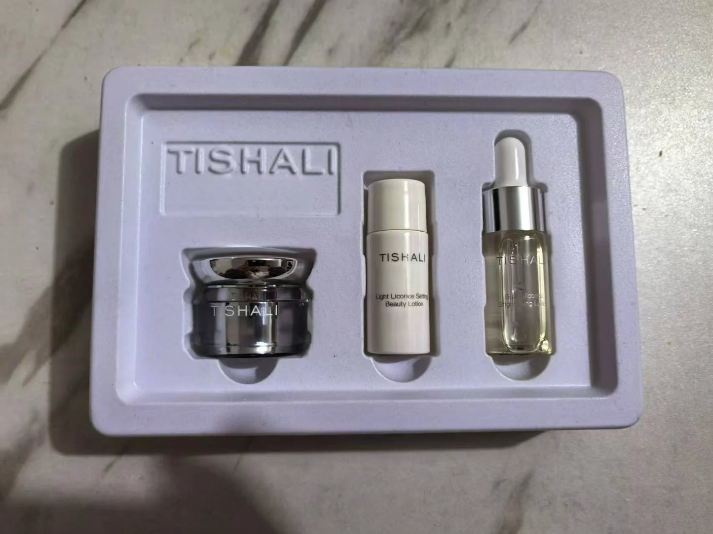 Three-piece skincare set, suitable for dry skin, moisturizes the skin, soothes dryness, and keeps the skin hydrated.